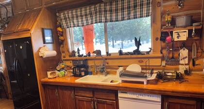 4-bedroom cabin in charming Pine Idaho with WiFi, AC, mountains, rive, lake