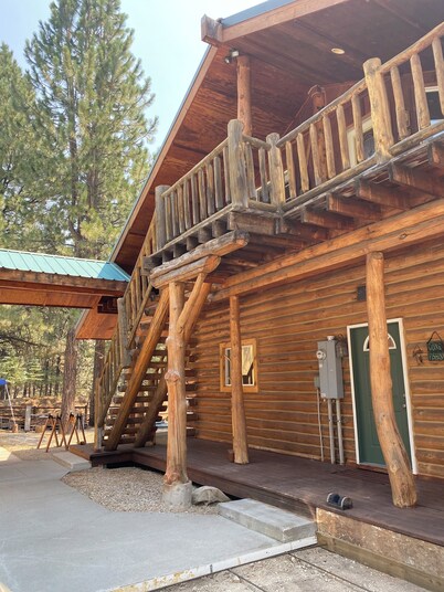 4-bedroom cabin in charming Pine Idaho with WiFi, AC, mountains, rive, lake