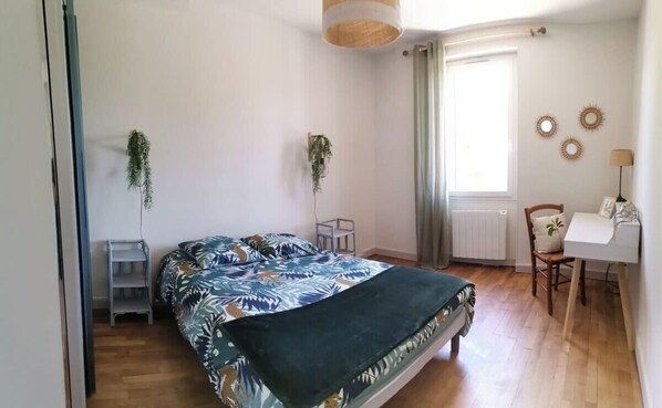 4 bedrooms, iron/ironing board, travel cot, WiFi