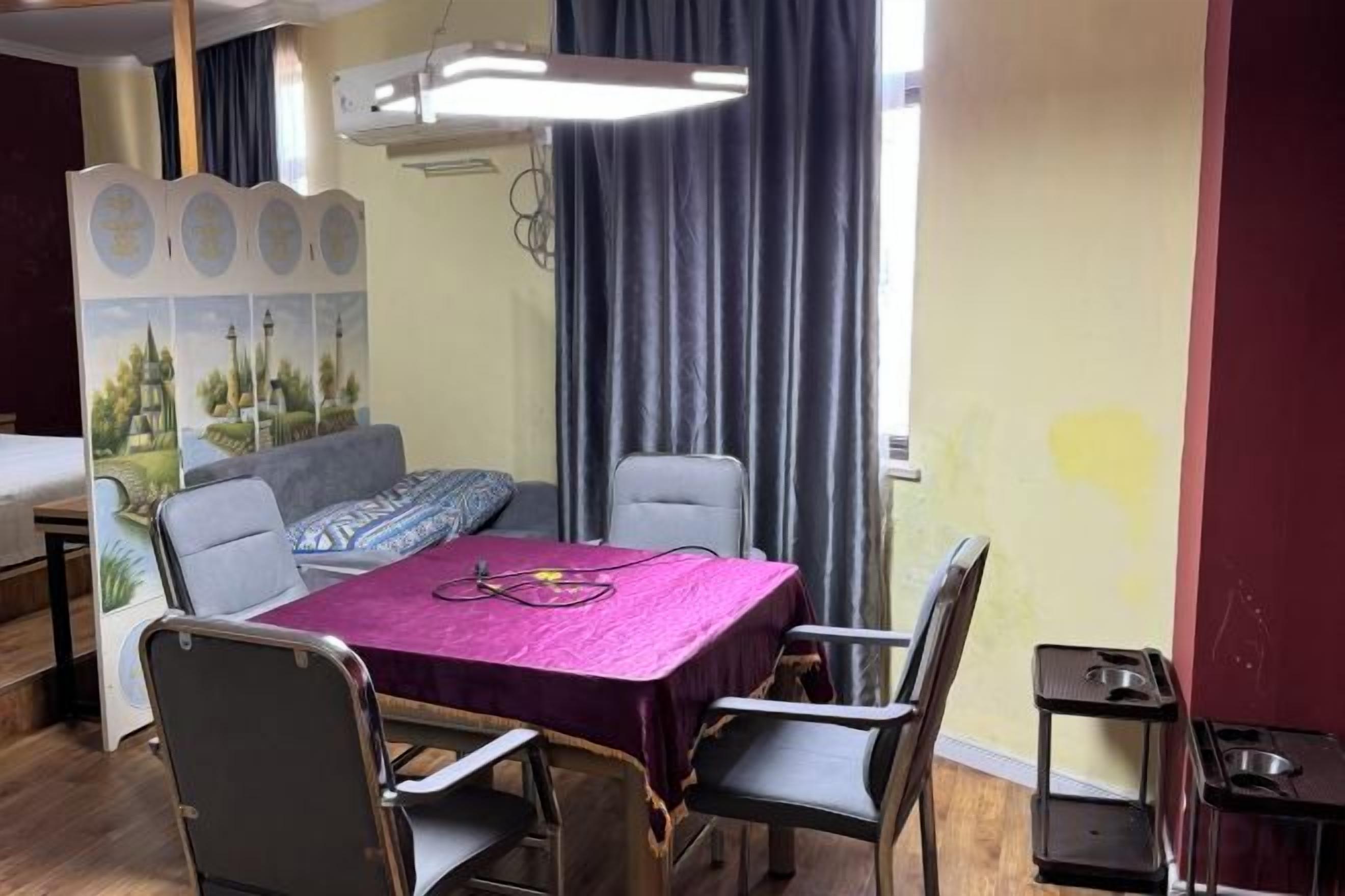 Un comedor con una mesa, sillas y un sofá.