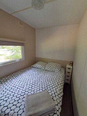 2 bedrooms, bed sheets