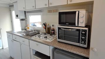 Fridge, microwave, oven, coffee/tea maker