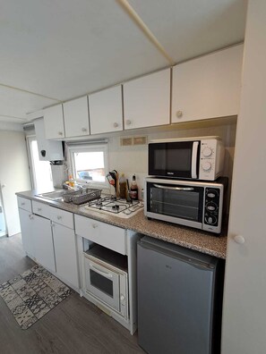 Kühlschrank, Mikrowelle, Ofen, Wasserkocher mit Kaffee-/Teezubehör