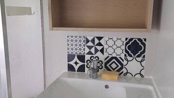 Een haardroger, handdoeken