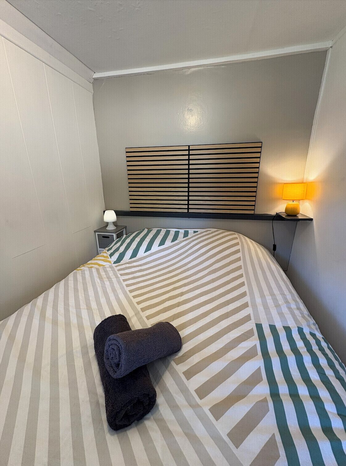 1 habitación, tabla de planchar con plancha, wifi y ropa de cama 