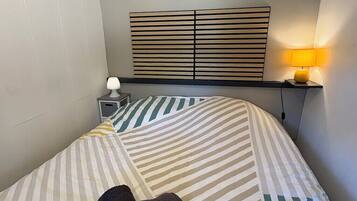 1 habitación, tabla de planchar con plancha, wifi y ropa de cama