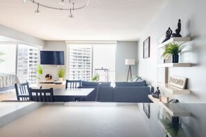 Loft, Kitchen, City View | Ruang tamu | 55 inci sebuah televisyen pintar dengan kabel 