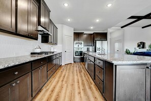 Microonde, forno, piano cottura, lavastoviglie