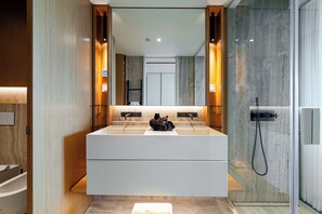 Doccia, asciugacapelli, bidet, asciugamani