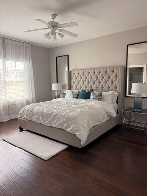 3 室のベッドルーム、デスク、アイロン / アイロン台、旅行用ベビーベッド