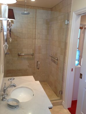 Sèche-cheveux, serviettes fournies, savon, papier toilette