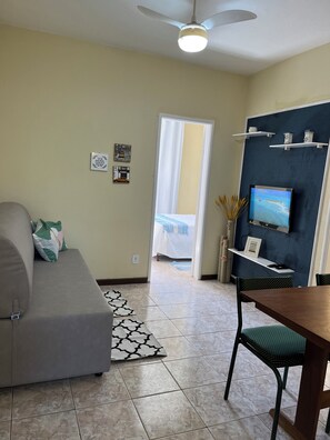 Apartamento, 2 quartos, cozinha americana | Área de estar | TV de tela plana