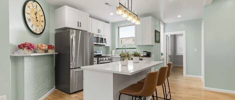 Refrigerador, microondas, horno, placa de cocina