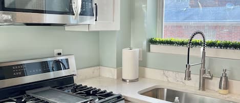 Geladeira, micro-ondas, fogão, cooktop