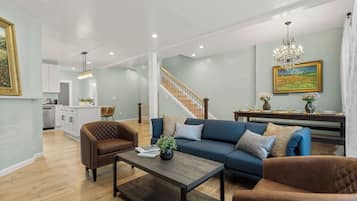 Smart-tv, een open haard en boeken