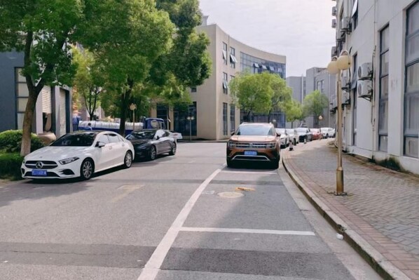 المنطقة المحيطة بالمنشأة