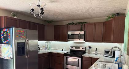 Charming 2-bedroom pet-friendly house with fenced yard minutes from Galveston!