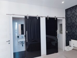 2 bedrooms, iron/ironing board, travel cot, Internet