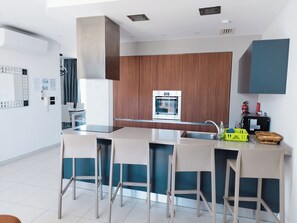 Réfrigérateur, four, plaque de cuisson, cafetière/bouilloire