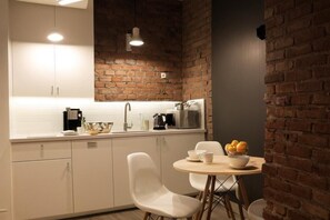 Mikrobølgeovn, kokeplater, oppvaskmaskin og kaffetrakter/tekoker