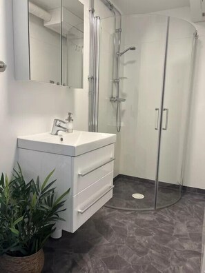 Deluxe Quadruple Room, Lake View | Bathroom