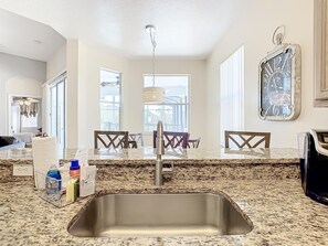 5 bedrooms - Elegant 5BR Home w Private Pool Spa Near Disney (Davenport)