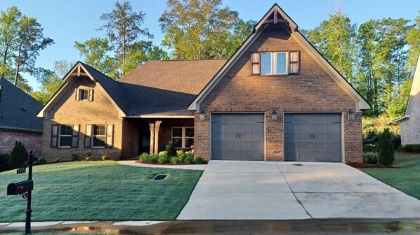 Exterior - Brand New! Charming 3-bedroom Gameday House in Auburn!! (Auburn)