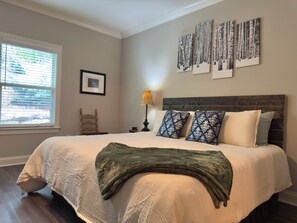 3 bedrooms, iron/ironing board, WiFi, bed sheets - Brand New! Charming 3-bedroom Gameday House in Auburn!! (Auburn)