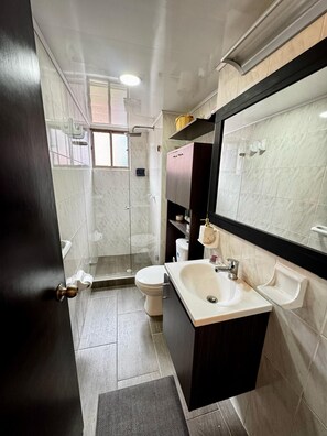 SĂšche-cheveux, serviettes fournies, savon, papier toilette