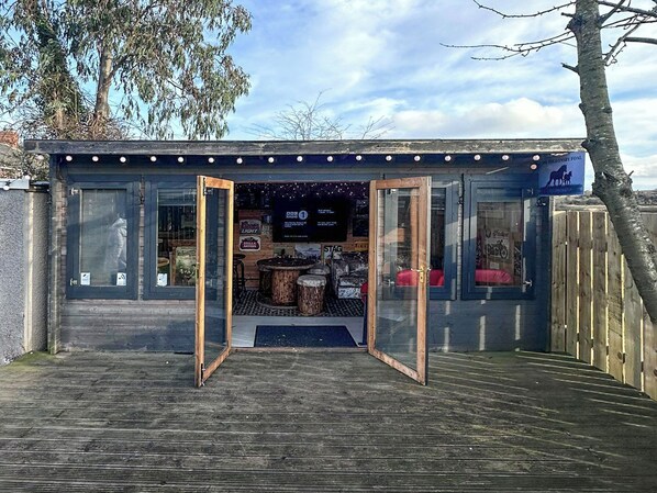 Outdoor dining - Follonsby Foal Cottage (East Boldon, near Newcastle)