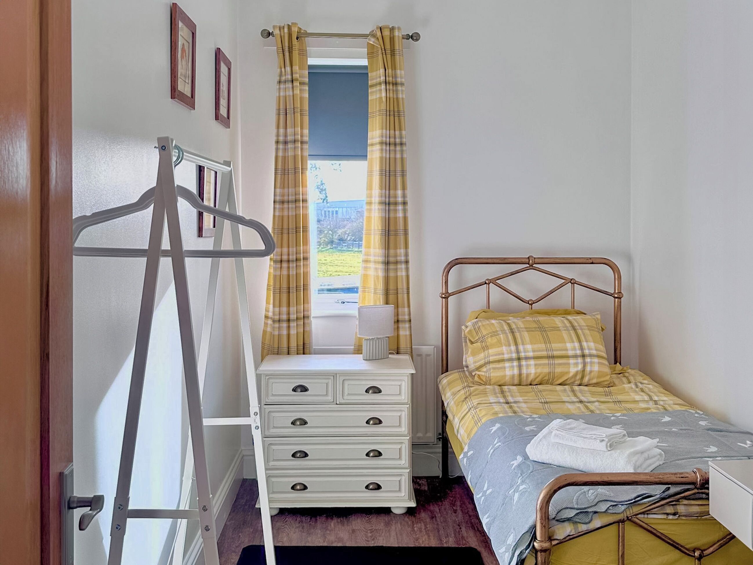 3 室のベッドルーム、WiFi (無料)、ベッドシーツ