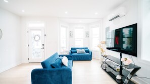 Smart TV, books, offices, computer monitors - Stylish 4BR Home Near Columbia Heights & Rooftop (Washington DC)