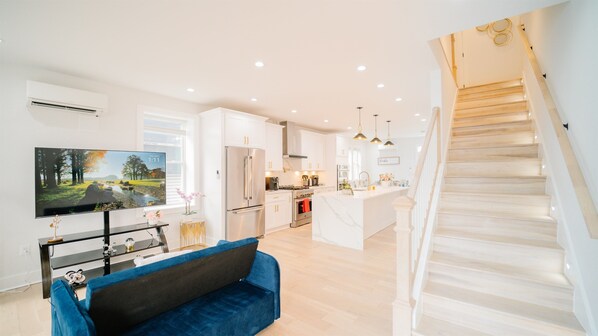 Fridge, microwave, oven, stovetop - Stylish 4BR Home Near Columbia Heights & Rooftop (Washington DC)