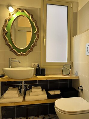 Shower, hair dryer, bidet, towels - "Suite Crescenzio in Laterano" 15 minutes from the Colosseum. (Roma)