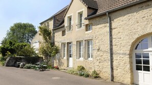 A stone building with a tiled roof, a balcony, and a door. - Le Pré Blanc - CHANGE - Gîte (CHANGE)