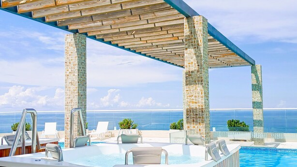A rooftop pool area with a hot tub, lounge chairs, and a view of the ocean. - VIP Apartment - With Sea and Beach View (Santa Marta)