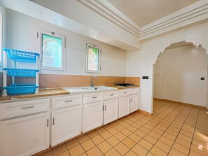 Private kitchen - Luxurious Duplex in a Peaceful Resort (Marrakech)