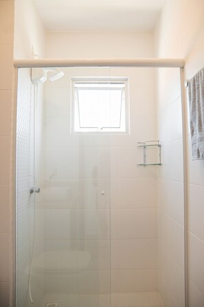 Premium Apartment | Bathroom | Shower, towels - Ap Brisa do Mar em Canasvieiras - SC (Florianopolis)