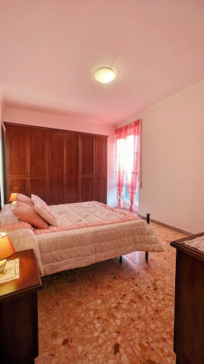 2 habitaciones, tabla de planchar con plancha y cuna de viaje 