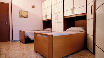 2 habitaciones, tabla de planchar con plancha y cuna de viaje