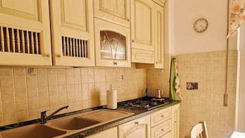 Frigorifero, microonde, forno, piano cottura