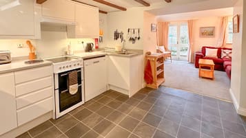 Kylskåp, mikrovågsugn, ugn och diskmaskin