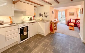 Fridge, microwave, oven, dishwasher - Fellsman Cottage: Your Charming Escape in the Heart of the Yorkshire Dales (Richmond)