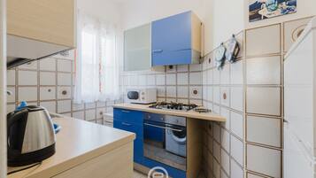 Frigorifero, microonde, forno, piano cottura