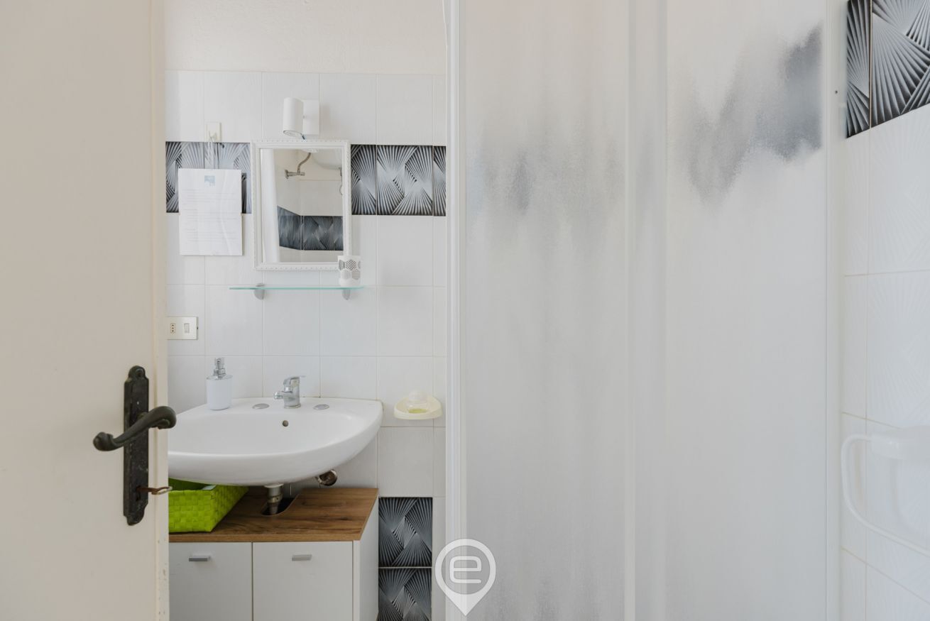 Douche, sèche-cheveux, bidet, serviettes fournies