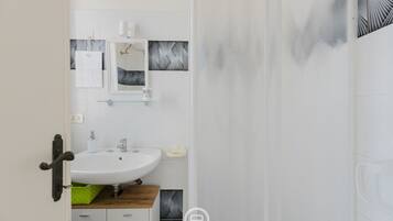 Douche, sĂšche-cheveux, bidet, serviettes fournies