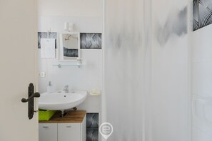 Een douche, een haardroger, een bidet, handdoeken