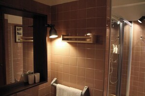 Douche, articles de toilette écologiques, séchoir à cheveux, bidet