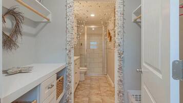 Doccia, asciugamani, sapone, shampoo