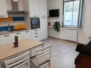 Køleskab, ovn, kogeplade, kaffe-/temaskine